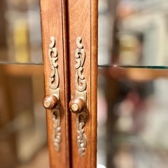 キュリオケース ガラスキャビネット コレクションケース ダウンライト付き ガラス棚 木製 飾り棚 収納家具　アンティーク調　ビンテージ　照明　ライト　 Curio Case Glass Cabinet Collection Display Case Downlight Glass Shelf Wooden Furniture  collection antique  vintage の画像
