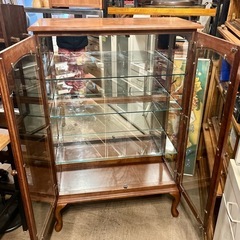 キュリオケース ガラスキャビネット コレクションケース ダウンライト付き ガラス棚 木製 飾り棚 収納家具　アンティーク調　ビンテージ　照明　ライト　 Curio Case Glass Cabinet Collection Display Case Downlight Glass Shelf Wooden Furniture  collection antique  vintage の画像