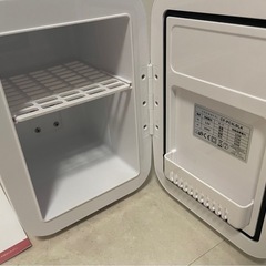 Amazonの小型冷蔵庫 4L 冷温庫 の画像