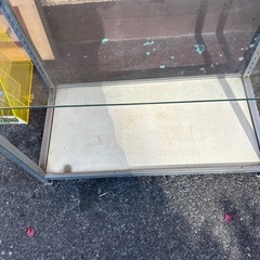 決まりました。ガラス棚の画像