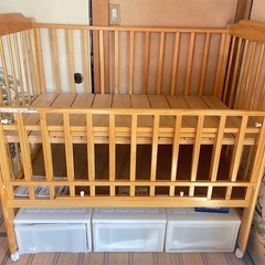 木製ベビーベッドの画像