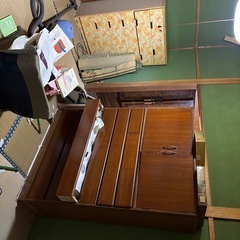 電気あんか　本棚　棚　テーブル　スチールラックドレッサー テーブル  おしゃれ 収納 鏡台 化粧台 デスク メイク台 ローテーブル コンパクト 机 メイク 引き出し ミラー 鏡 コスメ 鏡　姿見　着物　きもの　着付け　和服　和装　タンス　テーブル　鉄屑　スクラップ　アルミ　家の片付け中　電化製品　収納家具　ベッド　プリンター　豊前市　　差し上げます　0円　ゴザ　の画像