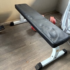 ダンベルとベンチの画像