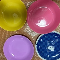 お皿類 プラスチック13枚、陶器皿1枚の画像