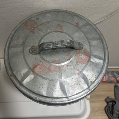 ブリキ？缶のゴミ箱？の画像