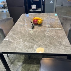 セラミックダイニングテーブルの画像