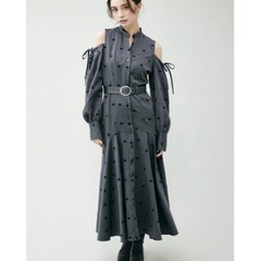 【WEB限定】 rienda エンブロイダリーロゴフレアOP ワンピースの画像