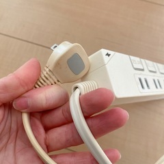 シルクカバーと枕、ストレートネック矯正枕、訳あり掛け布団、電源タップ延長コードの画像