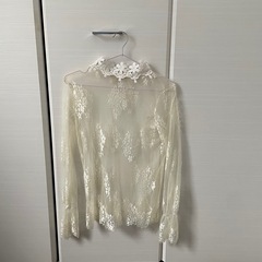 【LVEU.】ラブユ シースルーレースハイネックトップス アイボリー レースの画像