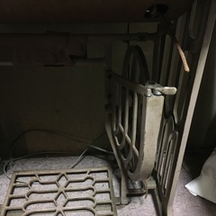 【無料・タダです】アンティーク 日立製の足踏みミシンの画像