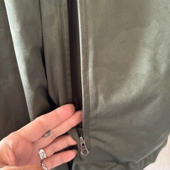 メンズ　カーキ色ナイロンジャケットの画像