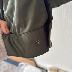 メンズ　カーキ色ナイロンジャケットの画像