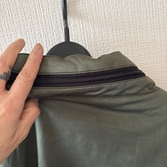 メンズ　カーキ色ナイロンジャケットの画像