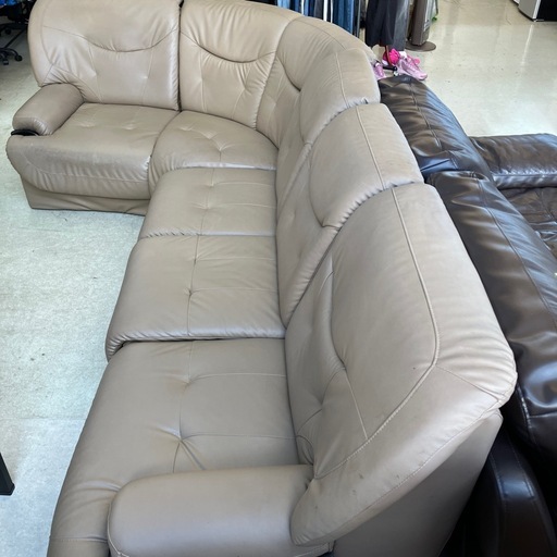 12/28まで店頭商品一部を除き半額SALE!!継続中‼️　イ2512-279 コーナーソファ レザー風 ベージュ クリーム キズ汚れ有り