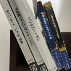 【箱付き】Wii本体とカセット、GCコントローラー4個の画像