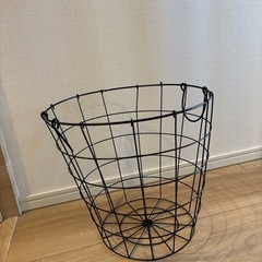 【お譲り先決定】美品‼️ベッドサイドテーブル、カゴ　セットの画像