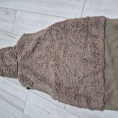 モコモコフードつきベストの画像