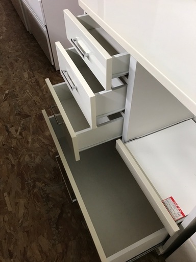 ジャングルジャングル貝塚店　食器棚　白　ホワイト　2枚扉　引き出し　コンセント　高さ調節　中古　貝塚市　二色浜