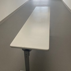 会議用テーブルの画像