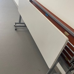 会議用テーブルの画像