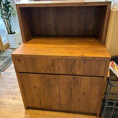 木製の商品棚と受付カウンター（オーダー）の画像