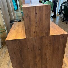 木製の商品棚と受付カウンター（オーダー）の画像