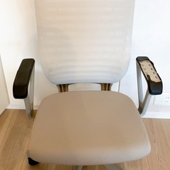 ITOKIヘッドレスト付きオフィスチェアの画像