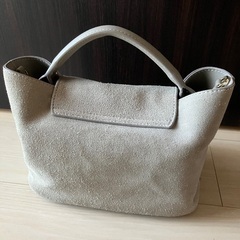 グレーのバッグの画像