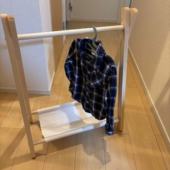 ✨美品✨12/30までの取引  キッズハンガーラック2個セットの画像