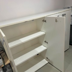 鍵付き棚　キャビネットの画像