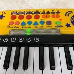 トイローヤル 多機能キーボード ピアノ おもちゃ 通電動作確認済み 中古品販売 12Dの画像