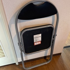 折りたたみ椅子の画像