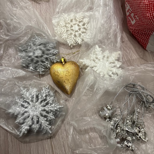 クリスマスツリーとオーナメント、その他不要な飾り盛りだくさん