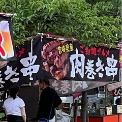 お祭り屋台での販売スタッフの画像