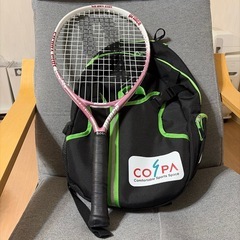 子供用テニスラケットとラケットバッグの画像