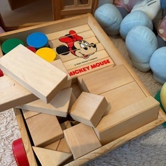 ミッキーマウス積み木、マザーグース木のお家、木の家具、ぬいぐるみの画像