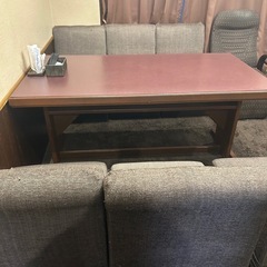 料理店の食卓と椅子の画像