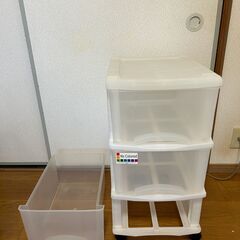 アイリスオーヤマ キャスター付き8段クリアチェスト ＆ キャスター付き3段クリアチェストの画像