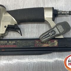 【中古】日立 NP35A 35mm 常圧ﾋﾟﾝ釘打機 ﾗｲﾄ付きﾌｯｸ【ハンズクラフト沖縄豊見城店】の画像