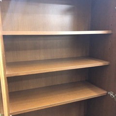 【ドリーム川西店御来店限定】☆ジモティー見たよ♪割引☆  ガラス扉収納棚  クリーニング済み 【2125560000042854】の画像