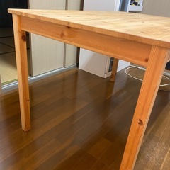 IKEAダイニングテーブルと椅子の画像