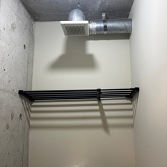 突っ張り棚　黒の画像