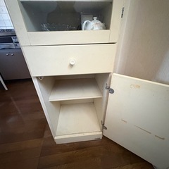 細型食器棚の画像