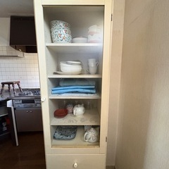 細型食器棚の画像