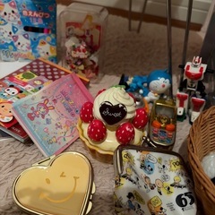 おもちゃ、かるた5種類、メモ帳、タオルハンカチ、ガチャガチャ等の画像