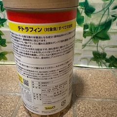 水槽2つと金魚の餌1つの画像