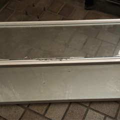 水槽2つと金魚の餌1つの画像