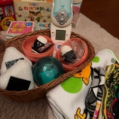 おもちゃ、かるた5種類、メモ帳、タオルハンカチ、ガチャガチャ等の画像