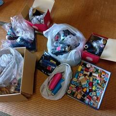 いろんな糸や布生地の画像