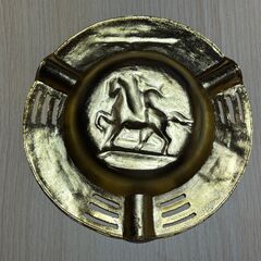 灰皿2点 金色の馬の彫刻 皇居 金属製 ドイツの風景画の灰皿 陶器の画像
